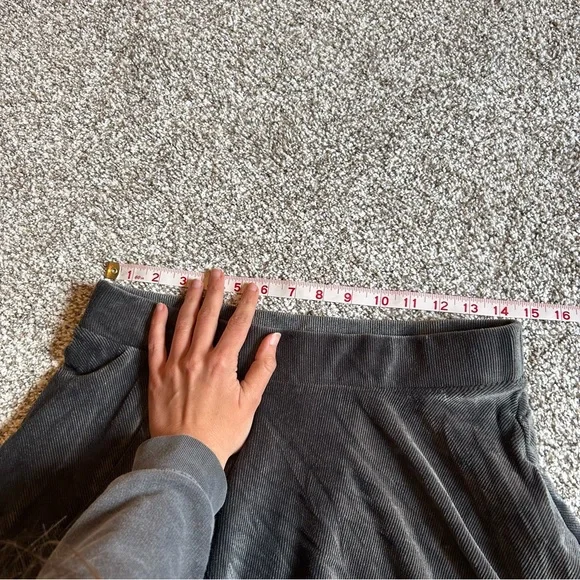 [Hot Topic] Gray Velvet Skater Skirt w Pockets - Picture 4 of 6
